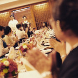 50名様までの大切な方だけを招待して、和やかな披露宴ができると大好評。ゲストに近い席配置だから自然とアットホームな雰囲気に。