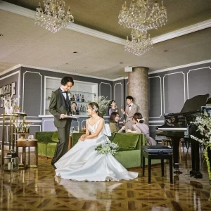 バンケットフロアに隣接したホワイエ。ゲストと写真を撮影したり、オリジナルのカクテル新郎新婦がゲストをおもてなしできる空間|ザ・リュクス銀座(THE LUXE GINZA）の写真(29700011)