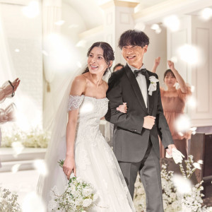 チャペル内でのフラワーシャワーもフォトジェニックな瞬間に|GRAN SUITE（グラン スイート）/FIVESTAR WEDDINGの写真(54352791)