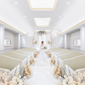 オフホワイトを基調としたチャペルは、あたたかみのある雰囲気に。|GRAN SUITE（グラン スイート）/FIVESTAR WEDDINGの写真(31374751)