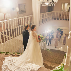 大階段でのセレモニー。|GRAN SUITE（グラン スイート）/FIVESTAR WEDDINGの写真(16835537)