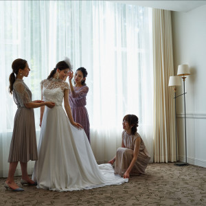 1日利用できるブライズルームは光が射し込む心地のよい空間。|GRAN SUITE（グラン スイート）/FIVESTAR WEDDINGの写真(16835532)