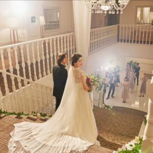 エントランスから2階まで続く大階段では、セレモニーがおすすめ！|GRAN SUITE（グラン スイート）/FIVESTAR WEDDINGの写真(16835452)