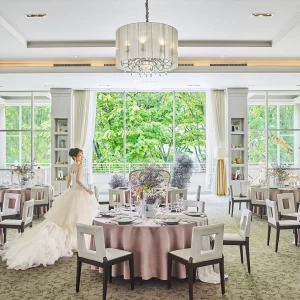 扉を開けるとゲストも息をのむような絶景が広がる。4mの窓からは自然光が降り注ぎ、温かい空間での披露宴を執り行うことができる。|GRAN SUITE（グラン スイート）/FIVESTAR WEDDINGの写真(31375081)