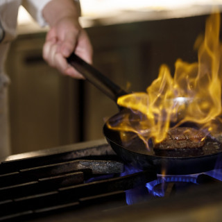 厨房の強力な火力で焼き上げることによって、肉の旨味を最大限に活かすことができる。