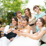 パーティ会場に隣接したガーデンを使って会話を楽しむリラックスしたひと時を過ごして。