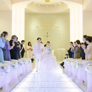家族やゲストの祝福の中、新郎新婦の緊張もほぐれ笑顔で退場|「最高の一日」～Wonderful Wedding～の写真(50890245)