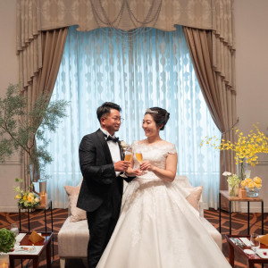 「ソファ高砂」はメインテーブルを使用しないことで、お気に入りのドレスも全身見てもらえるのはもちろん、ゲストとの距離も近くなり会話も弾むはず!!|「最高の一日」~Wonderful Wedding~の写真(56649032)