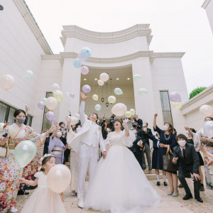 バルーンリリースは「おふたりの幸せが天まで届きますように」という意味があるといわれています♪空にフワフワと飛んでいくバルーンを見てとっても素敵な笑顔に|「最高の一日」～Wonderful Wedding～の写真(27102486)