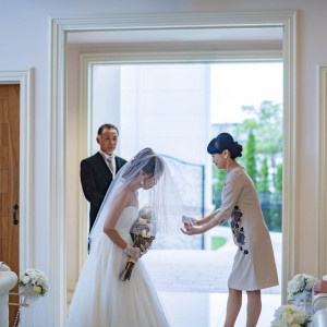 大好きなお母様にベールダウン。沢山の想いが溢れる瞬間！新婦の身支度の仕上げとして純白のベールをおろす瞬間は結婚式の時を迎える幸せの瞬間|「最高の一日」～Wonderful Wedding～の写真(27102968)