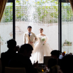 光と水がきらめく噴水ガーデン!!祝福を感じながら、おふたりが笑顔で登場します|「最高の一日」~Wonderful Wedding~の写真(56650032)