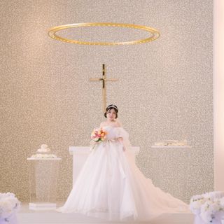 純白のウェディングドレスはチャペルの光の中でより美しく輝きます