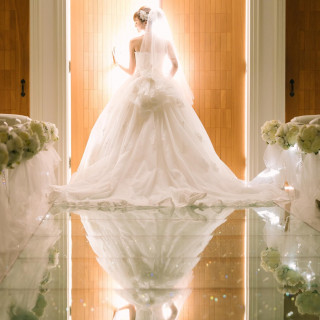 当館のチャペルは、煌めくガラスのバージンロードが魅力のひとつ。反射する花嫁姿が美しい