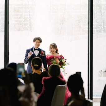 ふたりは階段からの登場と思うはず…。意表をついたウォーターガーデンから入場で大盛り上がり