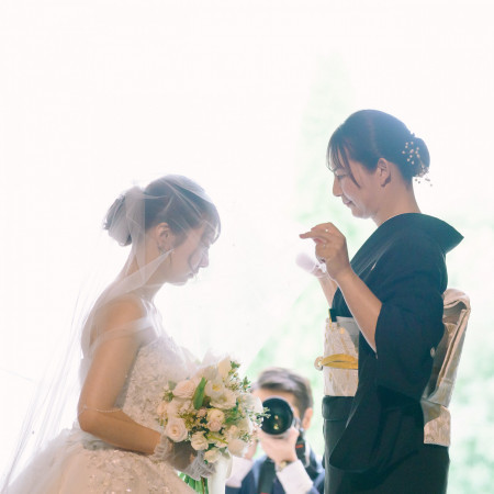 大好きなお母様にベールダウン。沢山の想いが溢れる瞬間！新婦の身支度の仕上げとして純白のベールをおろす瞬間は結婚式の時を迎える幸せの瞬間