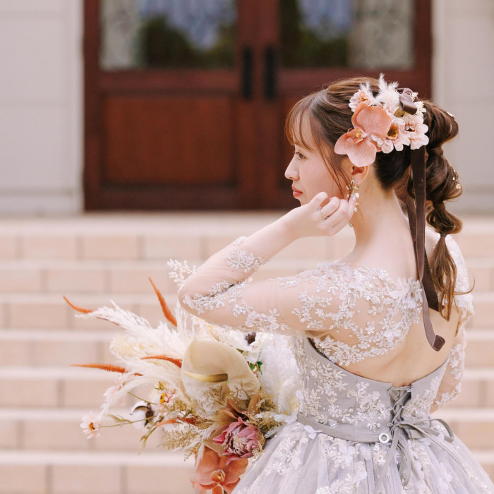 ドレスに合わせた小物でよりおしゃれに。特別な日だからこそこだわって