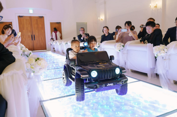 お子様が大切なリングを運ぶ姿がとても可愛らしい♪新郎新婦や出席者も自然と笑顔に