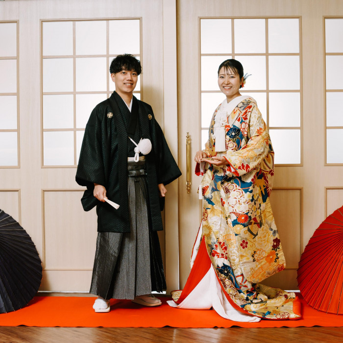 白を基調とした会場だから、鮮やかな色打掛も美しく映える