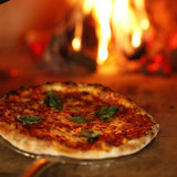 本格的な薪窯で焼くpizzaは口コミで評判