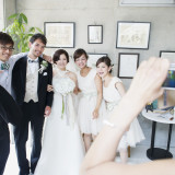 ゆったりした待合フロアで、挙式後ゲストのみなさまとフォトタイムなんていかがですか?
ベール姿の花嫁さまと一緒のお写真は、このひとときだけ。。。
