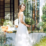 花嫁の美しさ際立つ自然光あふれる会場