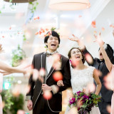 長い廊下は撮影スポットっとしても人気!挙式後はこの廊下でゲストに感謝の気持ちを伝えながら、温かいフラワーシャワーの祝福を受けよう