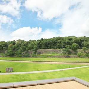 金沢城公園の緑豊かな庭園。奥には金沢城の石垣と四季折々の自然が広がる|ジャルダン ポール・ボキューズ（しいのき迎賓館内）の写真(6574164)