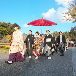 兼六園と金沢城の石垣を眺めながらの花嫁道中は、参列者にも観光客にも最高の思い出に。花嫁道中後は披露宴前にアペリティフパーティをするのもおすすめ|ジャルダン ポール・ボキューズ（しいのき迎賓館内）の写真(5188648)