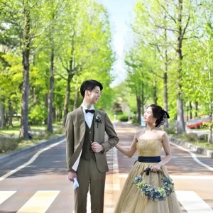 ゴールドドレスとキャメルのタキシードで相性ぴったり。|ジャルダン ポール・ボキューズ(しいのき迎賓館内)の写真(29354428)