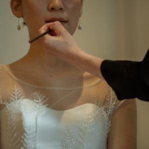 ヘアメイクは新婦様のそばでアテンドもしてくれます。|ジャルダン ポール・ボキューズ（しいのき迎賓館内）の写真(17747676)