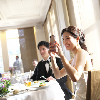会食中にご親族紹介を行ったりすることも可能です。新郎新婦様が自由に携帯で撮影する事も。