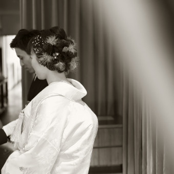 挙式では綿帽子をしていた新婦も披露宴入場時は洋髪へチェンジ。