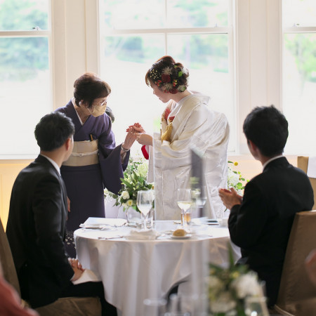 披露宴のご中座。大好きなおばあ様が手をつないでエスコート。