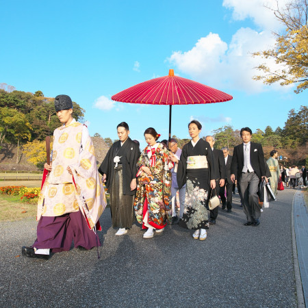 兼六園と金沢城の石垣を眺めながらの花嫁道中は、参列者にも観光客にも最高の思い出に。花嫁道中後は披露宴前にアペリティフパーティをするのもおすすめ