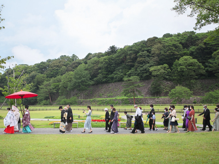 兼六園と金沢城の石垣を眺めながらの花嫁道中は最高の思い出に。