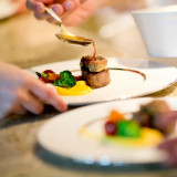 オープンキッチンから出来立てのお料理をご提供します。