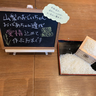 新郎のおじいちゃん&おばあちゃんが作ったお米をミニ丼でゲストに提供♪