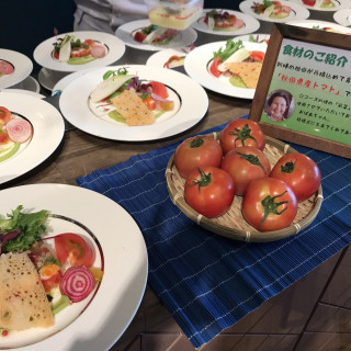 ご家族が育てたトマトをサラダにしておもてなし