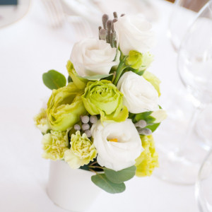 白＆グリーンのシンプルな装花。レストラン装飾が美しいだけに映える。|アンティカ・オステリア・デル・ポンテの写真(986056)