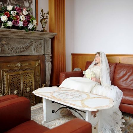 大きな窓からの眺めと温かい雰囲気が新婦の緊張をほぐしてくれる。|アンティカ・オステリア・デル・ポンテの写真(352500)