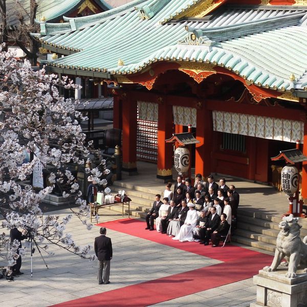 都内で最も歴史ある神社のひとつである「神田明神」。艶やかな朱塗りの社殿が特徴的。|アンティカ・オステリア・デル・ポンテの写真(997481)