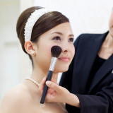 花嫁のメイクは専任のメイクアップアーティストがフルサポート。鏡にうつる自分の姿にきっと胸が躍るはず。