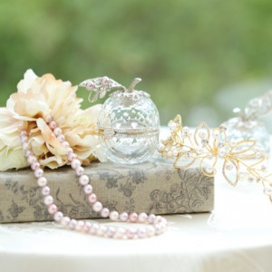 ティアラやイヤリングにネックレス。花嫁を輝かせる大切なジュエリーアイテムも洗練されたものが沢山あるのも嬉しい。|アニヴェルセル みなとみらい横浜の写真(365458)