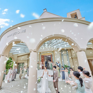 天候に左右されないルーフトップガーデンで雨天でも気にせずフラワーシャワーを楽しめる。|アニヴェルセル みなとみらい横浜の写真(45649446)