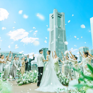みなとみらいの景色を満喫する人前式も可能。絶景を眺めながら祝福の瞬間を。|アニヴェルセル みなとみらい横浜の写真(45649391)