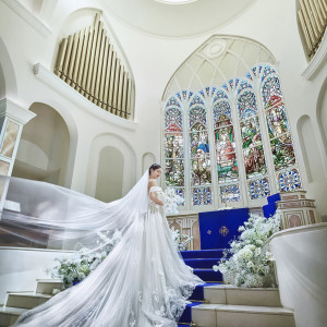 純白のドレスが映えるロイヤルブルーのバージンロード|アニヴェルセル みなとみらい横浜の写真(53990279)