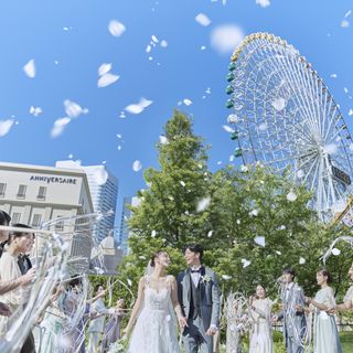 雨天でも屋根があるから安心、アトリウムのフラワーシャワースペース