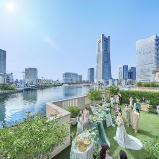 緑と空に包まれるテラスで過ごす開放的なひととき