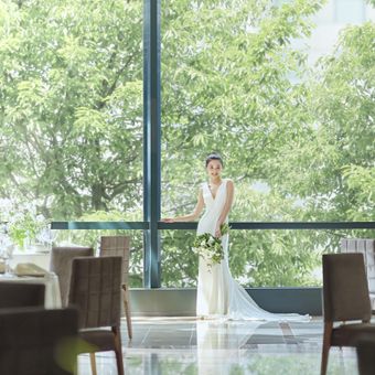 優雅に揺れるシルエットが花嫁を美しく見せる特別なドレス