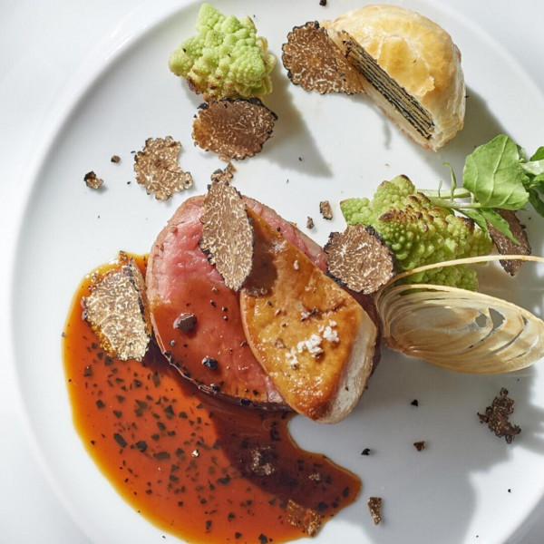 五感を満たす美しき一皿が、祝宴の記憶を深く刻む